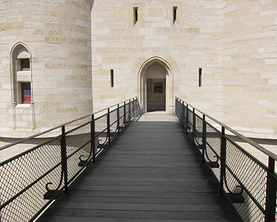 chateau de vincennes footbridge to keep