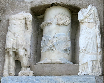 statues tomb cecilia metella