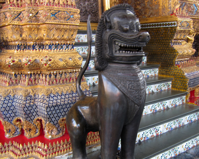 emerald buddha chapel guardian lion